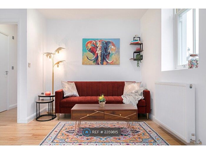 1 Bedroom Flat To Rent In Battersea Park Road, London, SW11