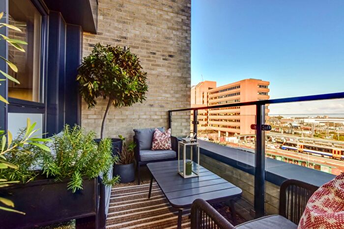 2 Bedroom Flat For Sale In Woodford Road, Watford, WD17