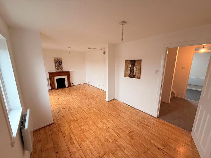 3 Bedroom Maisonette To Rent In Chalk Hill Court, Dundee, DD4