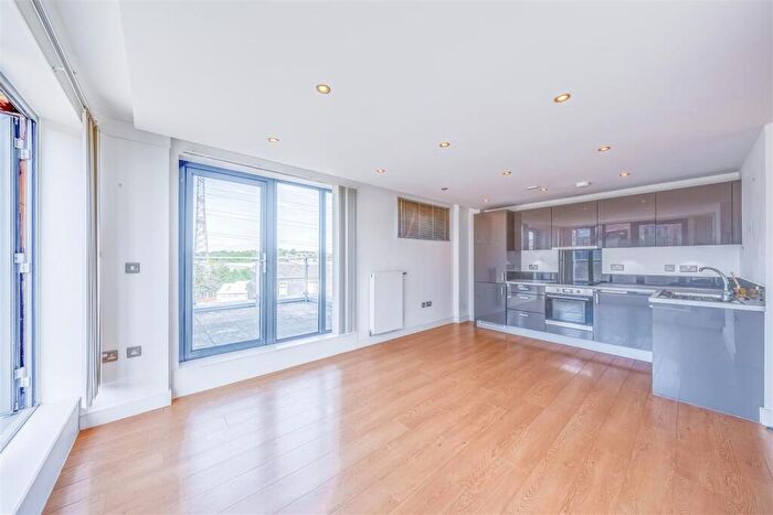 1 Bedroom Penthouse For Sale In Townhall Square, Crayford, Kent, DA1