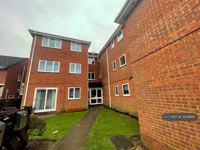 2 Bedroom Flat To Rent In Sovereign Court, Aylesbury, HP19