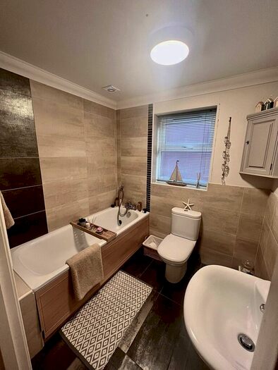 2 Bedroom Flat To Rent In Alumhurst Road, Alum Chine, Bournemouth, BH4