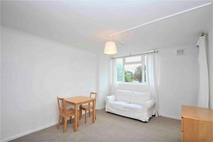 Studio To Rent In Keswick Road, London SW15