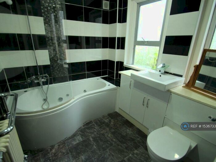 5 Bedroom Semi-Detached House To Rent In Houlditch Road, Leicester, LE2