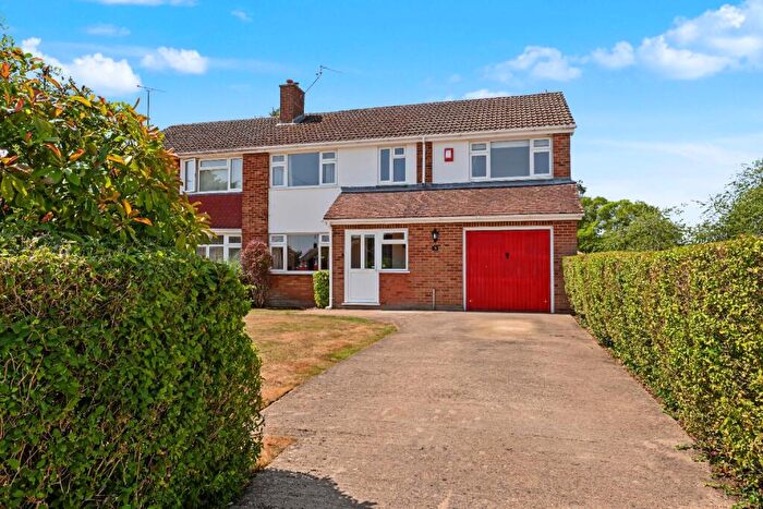 4 Bedroom Semi-Detached House For Sale In Heath Close - Bedgrove, HP21