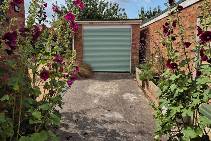 1 Bedroom Bungalow For Sale In The Leys, Clevedon, North Somerset, BS21