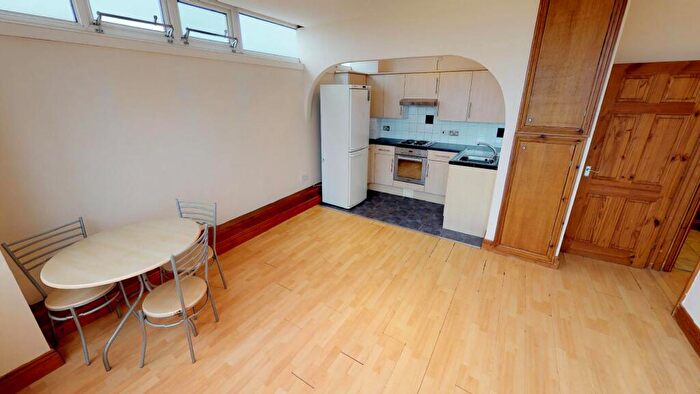 2 Bedroom Flat To Rent In Parkview Mansions, City Centre, SO14