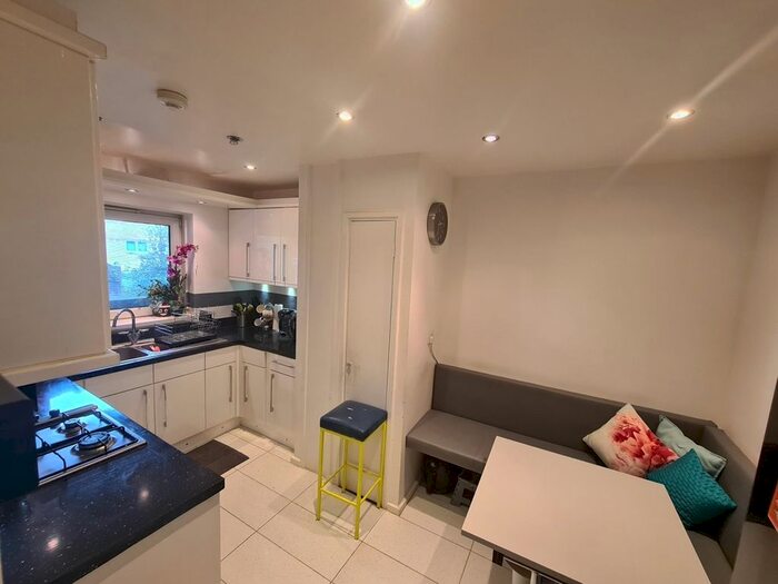 2 Bedroom Flat To Rent In Bartholomew Street, Elephant &amp; Castle, SE1