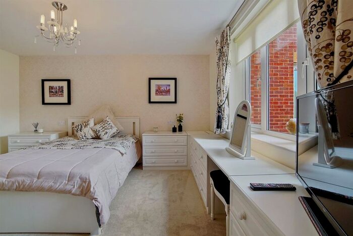 2 Bedroom Flat For Sale In Eadhelm Court, Penlee Close, Edenbridge, TN8