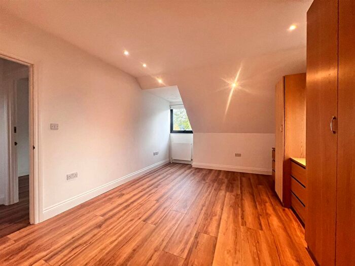 2 Bedroom Detached House To Rent In Edeleny Close, London, N2
