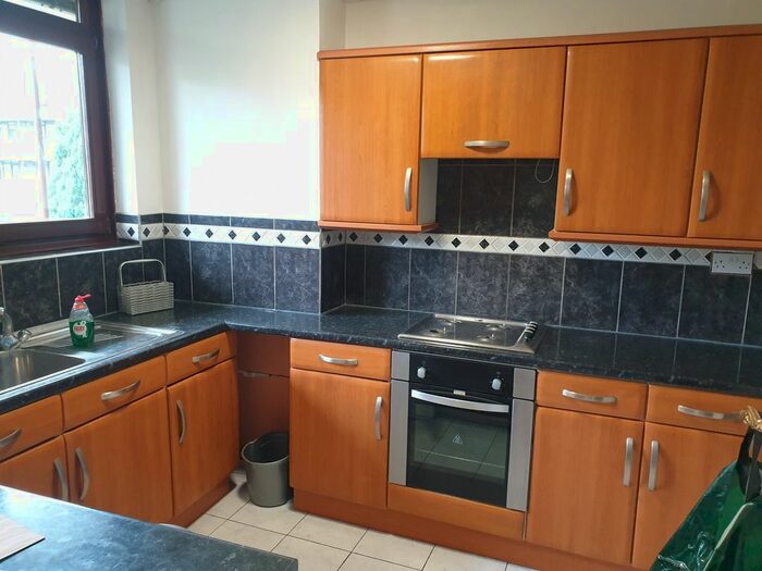 3 Bedroom Maisonette To Rent In Crondall Court, St. John's Estate, Hackney, N1