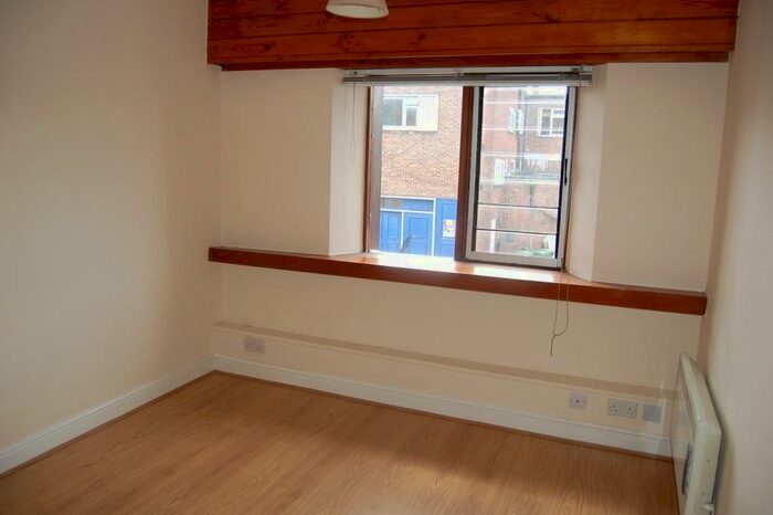 3 Bedroom Apartment To Rent In Portsmouth Road, Southampton, SO19