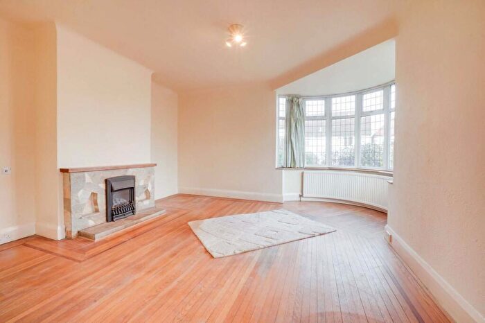 4 Bedroom Detached House For Sale In Elmsleigh Avenue, Stoneygate, Leicester, LE2