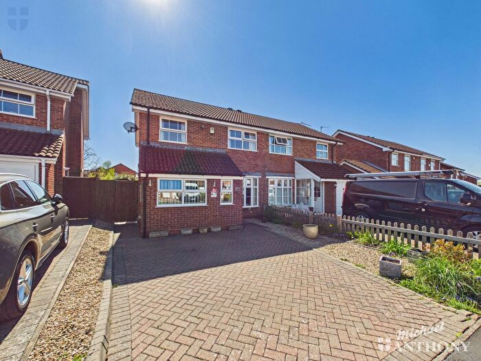 3 Bedroom Semi Detached House For Sale In Elham Way, Aylesbury, HP21