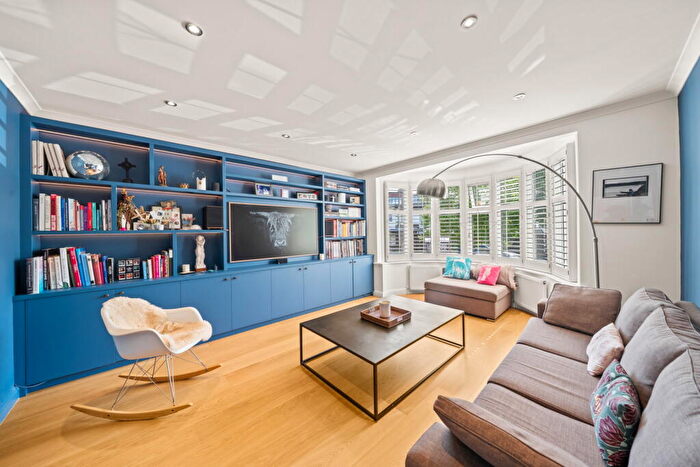 5 Bedroom Semi-Detached House For Sale In Kenneth Crescent, NW2
