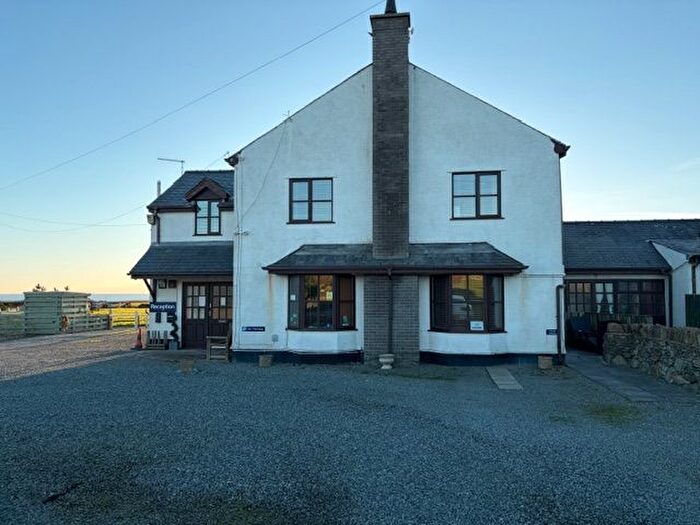 2 Bedroom Flat To Rent In Pennant Apartment Blackthorn Farm, Holyhead, LL65