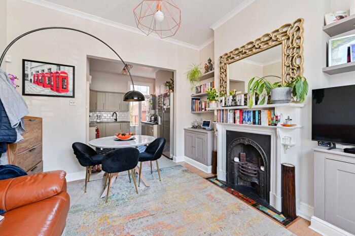 2 Bedroom Flat To Rent In Thirsk Road, Battersea, London, SW11
