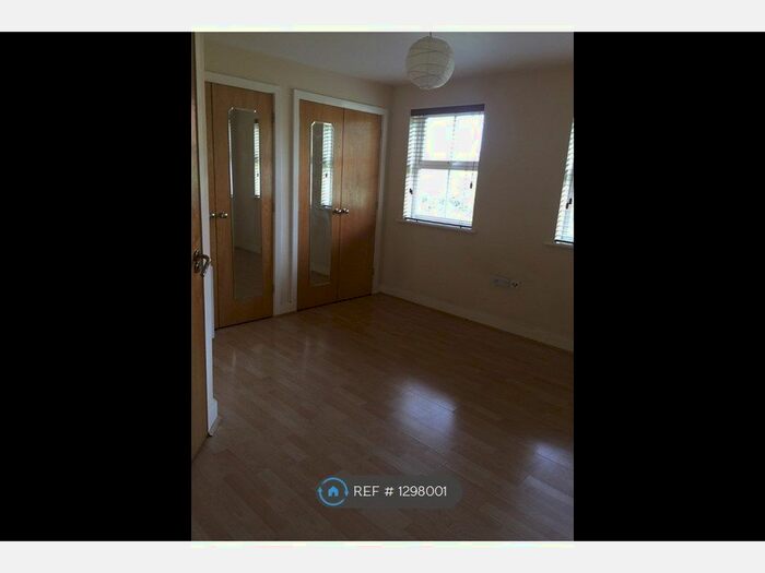 2 Bedroom Flat To Rent In Bell Street, London SE18