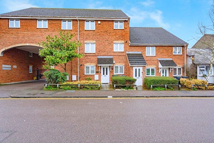 2 Bedroom Flat For Sale In Sarum Road, Luton, Bedfordshire, LU3