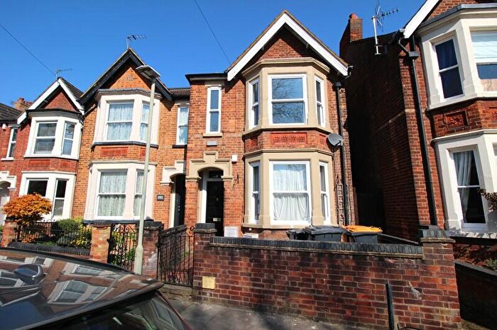 2 Bedroom Flat To Rent In Russell Avenue, Bedford, MK40