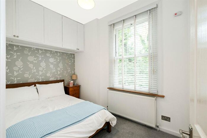1 Bedroom Flat For Sale In Hermon Hill, Wanstead, E11