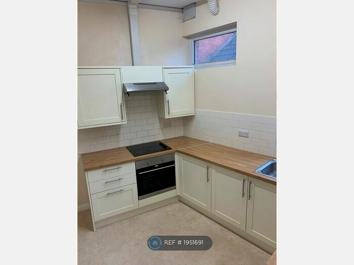 2 Bedroom Flat To Rent In High Street, Yeovil, TA14
