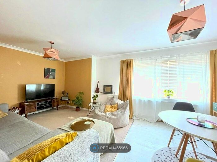 3 Bedroom Flat To Rent In Barcombe Avenue, London, SW2