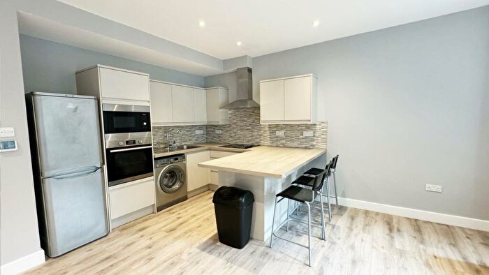 5 Bedroom Flat To Rent In Carlingford Road, Turnpike Lane, N15