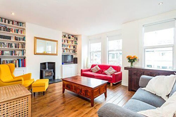 4 Bedroom Flat To Rent In Maldon Road, Acton, W3