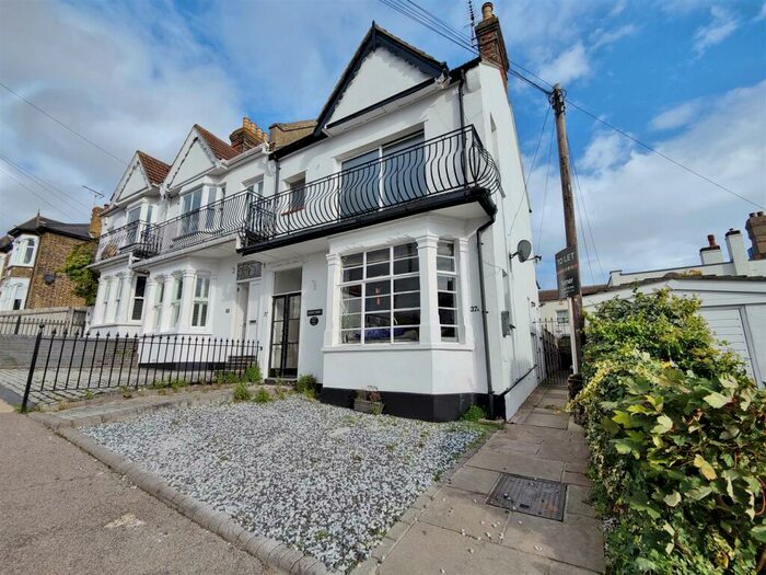 1 Bedroom Flat To Rent In Victoria Road, Leigh-On-Sea, SS9