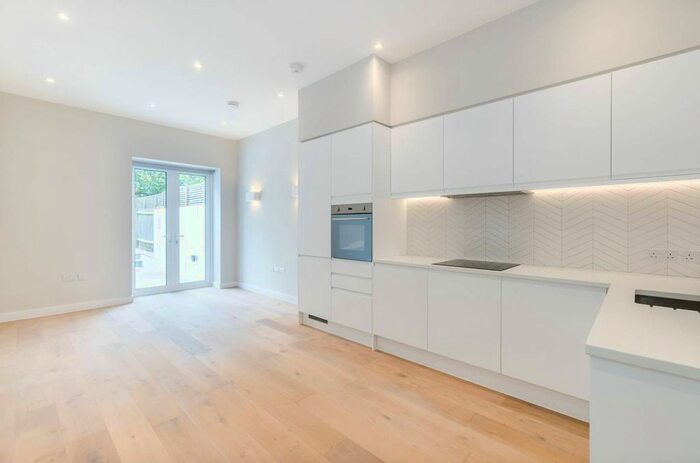 2 Bedroom Flat To Rent In Cavendish Road, Clapham South, London SW12