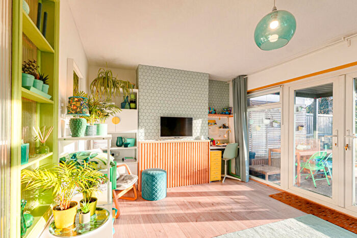 3 Bedroom Semi-Detached House For Sale In Carlton Avenue, Westcliff-on-sea, SS0