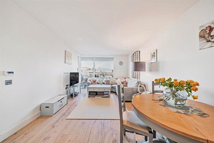 2 Bedroom Flat To Rent In Basset Court, Smithfield Square, Hornsey, N8