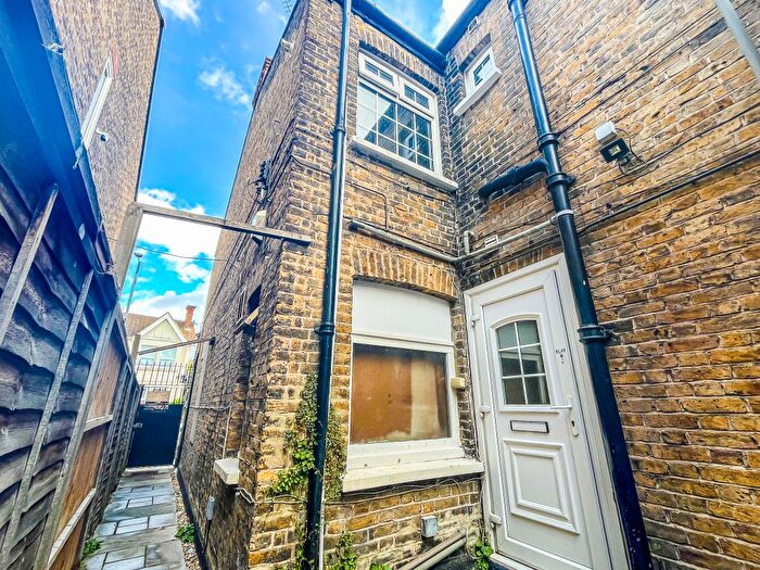 2 Bedroom Flat To Rent In London Road, Westcliff-On-Sea, SS0