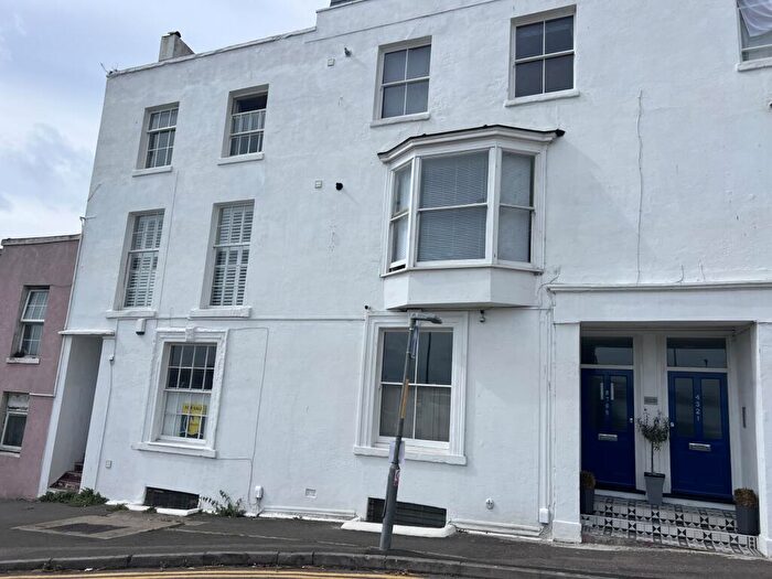 1 Bedroom Flat For Sale In East Cliff, Dover, CT16