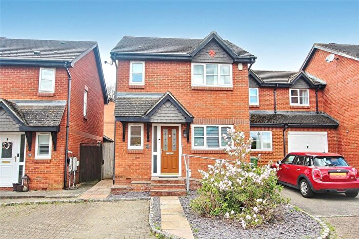 4 Bedroom Link Detached House For Sale In Acer Drive, West End, Woking, Surrey, GU24