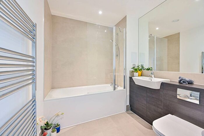 3 Bedroom Flat To Rent In Danson Mews, Elephant And Castle, London, SE17