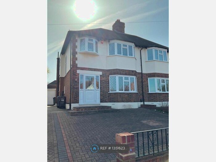 4 Bedroom Semi-Detached House To Rent In Gladeside, Croydon, CR0