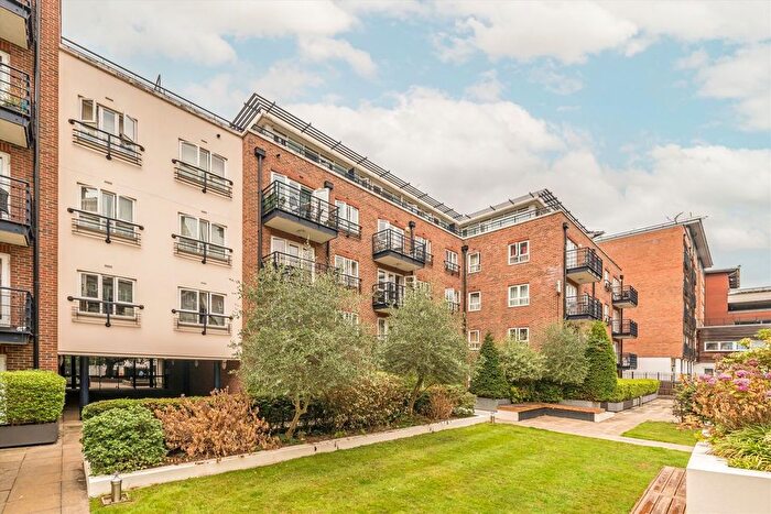 3 Bedroom Flat To Rent In Royal Quarter, Kingston Upon Thames, KT2