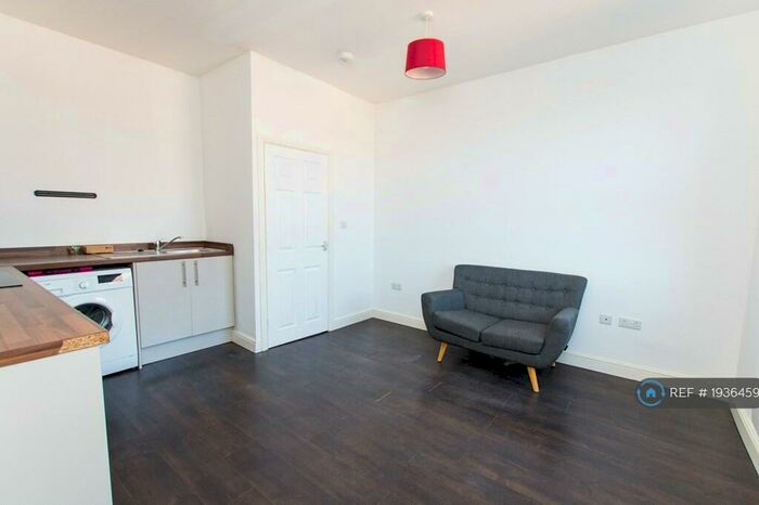 1 Bedroom Flat To Rent In Dovercastle, Nottingham, NG7