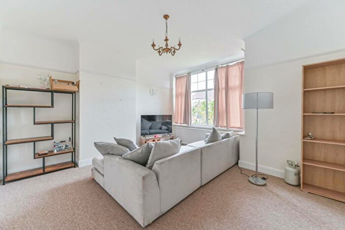 3 Bedroom Semi-Detached House To Rent In Thetford Road, New Malden, KT3