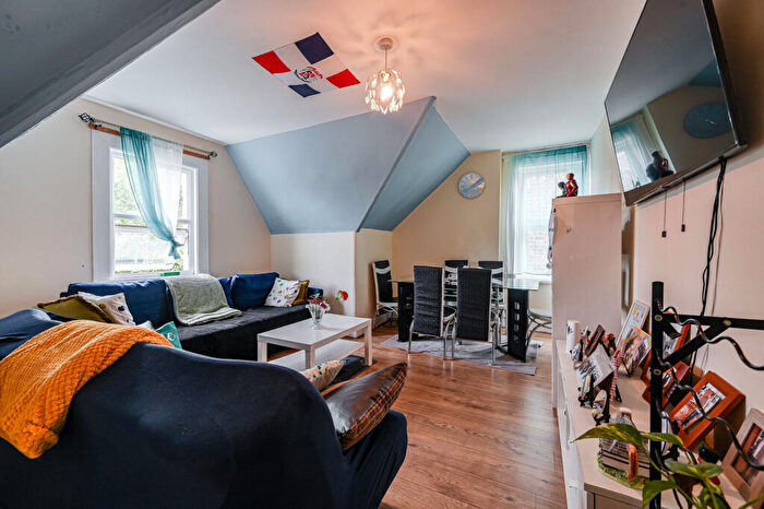 2 Bedroom Flat For Sale In Bromley Road, Catford, London, SE6