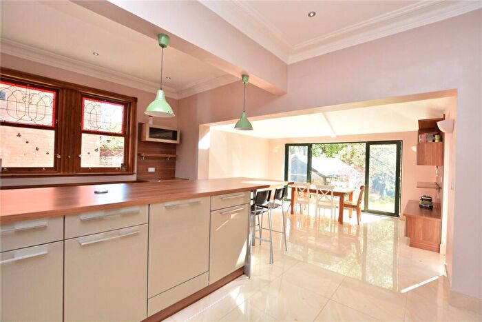 6 Bedroom Semi-Detached House To Rent In Shaftesbury Avenue, Roundhay, Leeds, LS8