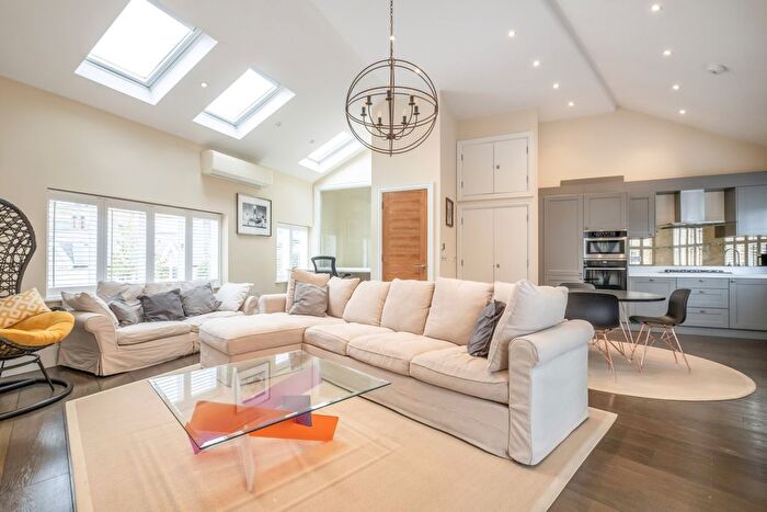 2 Bedroom Mews To Rent In Prescott Place, London, SW4