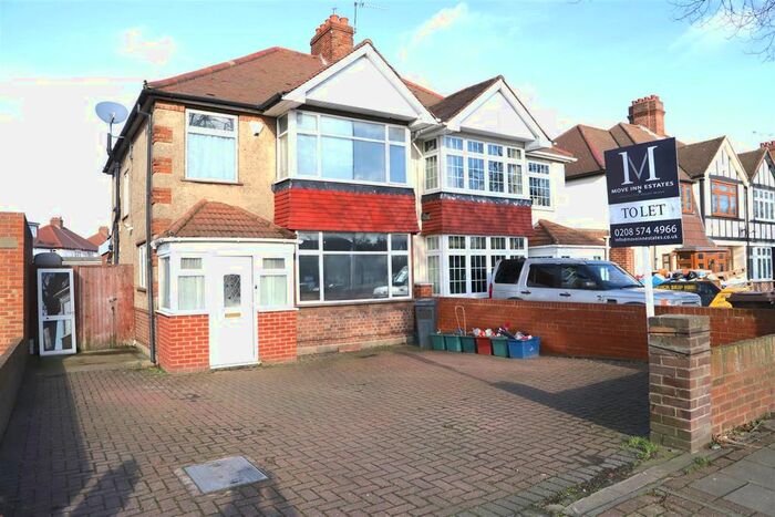 3 Bedroom Semi-Detached House To Rent In Great West Road, Hounslow, TW5