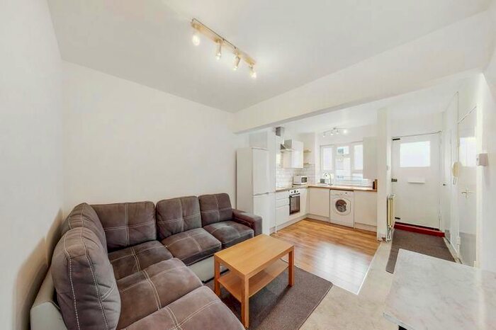 4 Bedroom Flat To Rent In President House, Goswell Road, Clerkenwell, EC1V