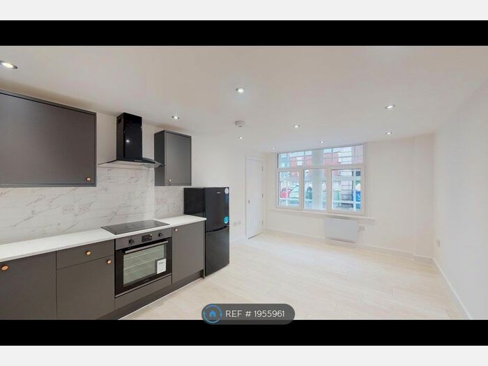 1 Bedroom Flat To Rent In Queen Street, Oldham, OL1