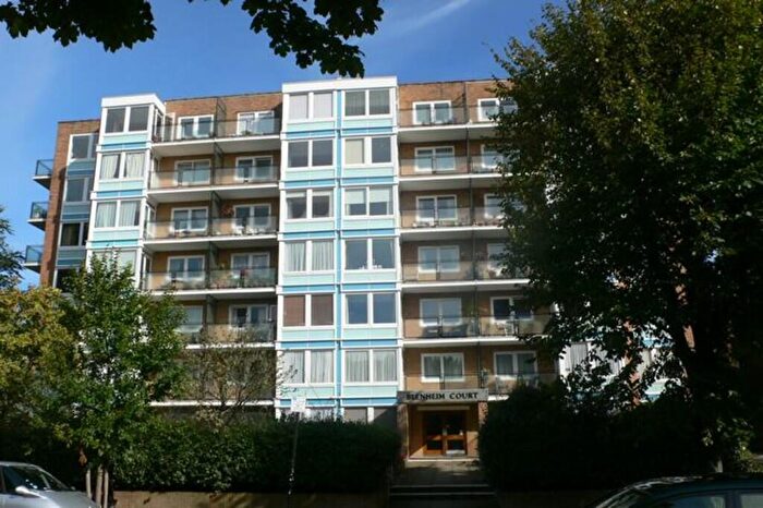 2 Bedroom Flat To Rent In Blenheim Court, Hove, BN3