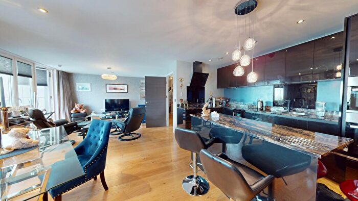 3 Bedroom Flat To Rent In The Broadwalk, Brighton, BN2