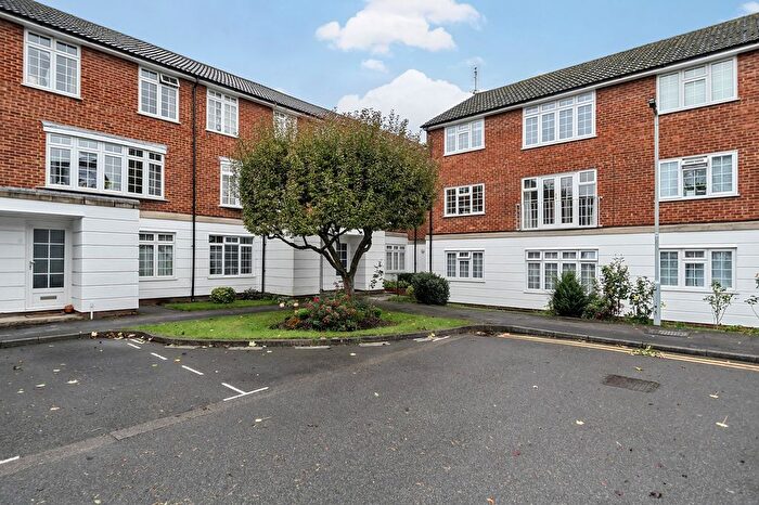 2 Bedroom Flat To Rent In Lammas Court, Windsor, SL4